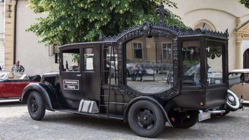 The Evolution of Funeral Cars: From Simple Carriages to Modern Vehicles